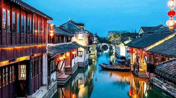 〈戏台〉：荒诞的不是舞台，而是现实